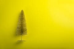 Albero di Natale dorato su fondo giallo, vista superiore fotografia stock Albero di Natale dorato su fondo giallo, vista superiore fotografia stock