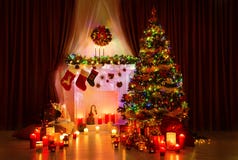 Albero di Natale di illuminazione, camino di natale e calze, nuovo anno Fotografie Stock Libere da Diritti Albero di Natale di illuminazione, camino di natale e calze, nuovo anno Fotografie Stock Libere da Diritti
