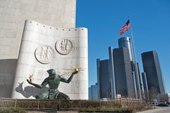 Alcohol de la estatua de Detroit en Detroit céntrica con las jefaturas del centro del renacimiento o del mundo del GM fotografía de archivo Alcohol de la estatua de Detroit en Detroit céntrica con las jefaturas del centro del renacimiento o del mundo del GM fotografía de archivo