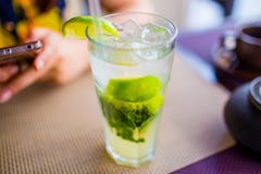 Alcoholisch drankconcept Mojito met ijs en kalk in glas dichte omhooggaand stock fotografie Alcoholisch drankconcept Mojito met ijs en kalk in glas dichte omhooggaand stock fotografie