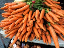 Alcune carote fresche al mercato degli agricoltori immagine stock Alcune carote fresche al mercato degli agricoltori immagine stock