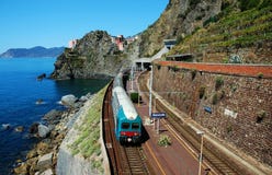 Aldea de Manarola y estación de tren fotos de archivo Aldea de Manarola y estación de tren fotos de archivo