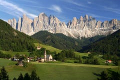 Aldea en las dolomías, Italia Imagen de archivo libre de regalías Aldea en las dolomías, Italia Imagen de archivo libre de regalías