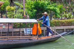 Aldeano indefinido pading el barco de madera tailandés tradicional en el mercado del flotador de Mayom del lat de Klong el 19 de foto de archivo libre de regalías Aldeano indefinido pading el barco de madera tailandés tradicional en el mercado del flotador de Mayom del lat de Klong el 19 de foto de archivo libre de regalías