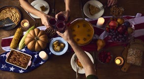 Alegrías de la gente que celebran concepto del Día de Acción de Gracias foto de archivo libre de regalías Alegrías de la gente que celebran concepto del Día de Acción de Gracias foto de archivo libre de regalías