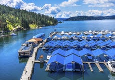 ` Alene Idaho de Marina Piers Boats Reflection Lake Coeur d do passeio à beira mar fotos de stock ` Alene Idaho de Marina Piers Boats Reflection Lake Coeur d do passeio à beira mar fotos de stock