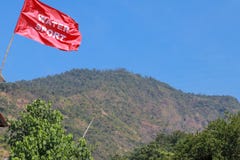 Alerte de avertissement soufflant dans le vent sur l'alerte de côte sur les collines en bambou de mât dans la distance et le ciel photo libre de droits Alerte de avertissement soufflant dans le vent sur l'alerte de côte sur les collines en bambou de mât dans la distance et le ciel photo libre de droits