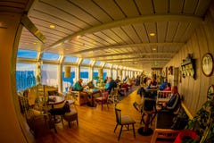 ALESUND NORGE - APRIL 09, 2018: Oidentifierat folk i ett lobbyområdessammanträde i confortable stolar med ett härligt Royaltyfri Bild ALESUND NORGE - APRIL 09, 2018: Oidentifierat folk i ett lobbyområdessammanträde i confortable stolar med ett härligt Royaltyfri Bild