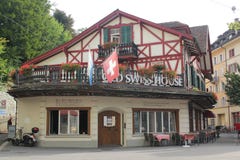 Alfalfa, Suiza - agosto 30,2017: Casa de madera hermosa en la madrugada foto de archivo libre de regalías Alfalfa, Suiza - agosto 30,2017: Casa de madera hermosa en la madrugada foto de archivo libre de regalías
