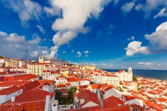 Alfama na noite, Lisboa, Portugal foto de stock royalty free Alfama na noite, Lisboa, Portugal foto de stock royalty free