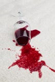 Alfombra sucia del vidrio de vino rojo. imagen de archivo Alfombra sucia del vidrio de vino rojo. imagen de archivo