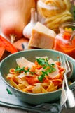 Alfredo-Pasta-Sauce mit Moschuskürbis, Knoblauch und Parmesankäse Selektiver Fokus lizenzfreies stockfoto Alfredo-Pasta-Sauce mit Moschuskürbis, Knoblauch und Parmesankäse Selektiver Fokus lizenzfreies stockfoto