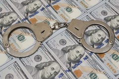 Algemas da polícia contra cem notas de dólar EUA Violação da lei, corrupção do conceito, fraude financeira imagem de stock royalty free Algemas da polícia contra cem notas de dólar EUA Violação da lei, corrupção do conceito, fraude financeira imagem de stock royalty free