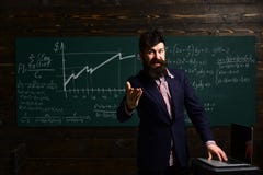 Alguns estudantes aprendem melhor escutando Os bons estudantes da ajuda dos professores fazem grandes perguntas conceito da escol fotografia de stock royalty free Alguns estudantes aprendem melhor escutando Os bons estudantes da ajuda dos professores fazem grandes perguntas conceito da escol fotografia de stock royalty free
