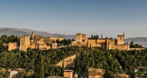 Alhambra σύνθετη άποψη φρουρίων στα φω'τα απογεύματος στοκ φωτογραφία με δικαίωμα ελεύθερης χρήσης Alhambra σύνθετη άποψη φρουρίων στα φω'τα απογεύματος στοκ φωτογραφία με δικαίωμα ελεύθερης χρήσης