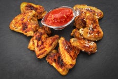 Ali di pollo al forno con sesamo e salsa Priorità bassa dell'alimento Vista superiore fotografia stock libera da diritti Ali di pollo al forno con sesamo e salsa Priorità bassa dell'alimento Vista superiore fotografia stock libera da diritti