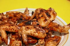 Ali di pollo fritto su un fondo giallo fotografie stock libere da diritti Ali di pollo fritto su un fondo giallo fotografie stock libere da diritti