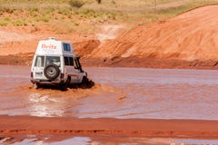 Alice Springs, Australia - December 30, 2008: Off-road car crossing the river on the country road, Australian Northern territory royalty free stock image Alice Springs, Australia - December 30, 2008: Off-road car crossing the river on the country road, Australian Northern territory royalty free stock image