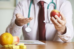 Alimentation saine de docteur Giving Advice On images stock Alimentation saine de docteur Giving Advice On images stock