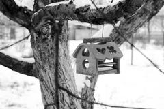 Alimentatore per gli uccelli su un albero nell'inverno birdhouse immagine stock Alimentatore per gli uccelli su un albero nell'inverno birdhouse immagine stock