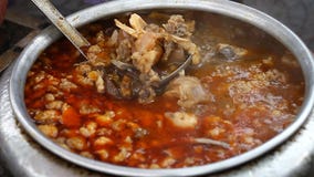 Alimento asiático de la calle Una cuba grande del primer de la sopa almacen de metraje de vídeo Alimento asiático de la calle Una cuba grande del primer de la sopa almacen de metraje de vídeo