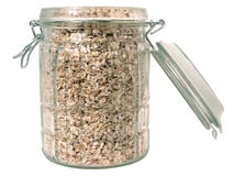 Alimento: Aveia crua em um frasco de vidro (isolado) imagem de stock Alimento: Aveia crua em um frasco de vidro (isolado) imagem de stock