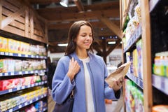 Alimento De Escolha E De Compra Da Mulher Feliz No Mercado Imagem de Stock - Imagem de compra, mulher: 50136405