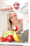 Alimento de vista adolescente no refrigerador imagem de stock Alimento de vista adolescente no refrigerador imagem de stock
