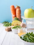 Alimento di dieta sana sullo spazio di Honey Cracker Carrot Copy dell'acqua di Apple dei fagiolini della rucola della tavola Immagine Stock Libera da Diritti Alimento di dieta sana sullo spazio di Honey Cracker Carrot Copy dell'acqua di Apple dei fagiolini della rucola della tavola Immagine Stock Libera da Diritti