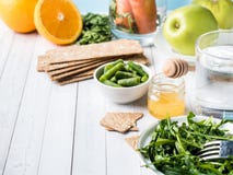 Alimento di dieta sana sullo spazio di Honey Cracker Carrot Orange Copy dell'acqua di Apple dei fagiolini della rucola della tavo Immagine Stock Libera da Diritti Alimento di dieta sana sullo spazio di Honey Cracker Carrot Orange Copy dell'acqua di Apple dei fagiolini della rucola della tavo Immagine Stock Libera da Diritti