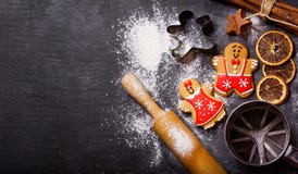 Alimento di Natale Biscotti del pan di zenzero con gli ingredienti per christm fotografia stock Alimento di Natale Biscotti del pan di zenzero con gli ingredienti per christm fotografia stock