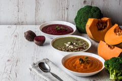 Alimento diferente do vegetariano Os vegetais coloridos desnatam sopas e ingredientes para a sopa Comer saudável, fazendo dieta, fotografia de stock royalty free Alimento diferente do vegetariano Os vegetais coloridos desnatam sopas e ingredientes para a sopa Comer saudável, fazendo dieta, fotografia de stock royalty free