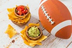 Alimento do partido do futebol, dia do Super Bowl, guacamole da salsa dos nachos foto de stock royalty free Alimento do partido do futebol, dia do Super Bowl, guacamole da salsa dos nachos foto de stock royalty free