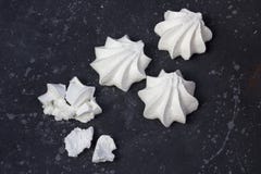 Alimento dolce Meringhe casalinghe deliziose immagini stock libere da diritti Alimento dolce Meringhe casalinghe deliziose immagini stock libere da diritti
