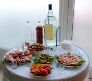Alimento e liquore sulla tavola servita fotografia stock Alimento e liquore sulla tavola servita fotografia stock