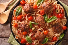 Alimento italiano: espaguetes com o close up das almôndegas e do molho de tomate imagens de stock royalty free Alimento italiano: espaguetes com o close up das almôndegas e do molho de tomate imagens de stock royalty free