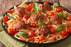 Alimento italiano: espaguetes com o close up das almôndegas e do molho de tomate fotografia de stock royalty free Alimento italiano: espaguetes com o close up das almôndegas e do molho de tomate fotografia de stock royalty free