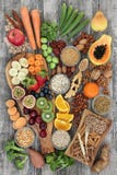 Alimento natural para uma dieta alta da fibra imagem de stock royalty free Alimento natural para uma dieta alta da fibra imagem de stock royalty free