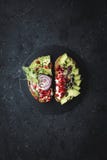 Alimento sano Bocadillos del aguacate con las rebanadas, las semillas y los brotes de aguacate en fondo oscuro foto de archivo Alimento sano Bocadillos del aguacate con las rebanadas, las semillas y los brotes de aguacate en fondo oscuro foto de archivo