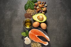 Alimento sano con il pesce di color salmone fotografia stock libera da diritti Alimento sano con il pesce di color salmone fotografia stock libera da diritti