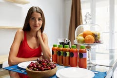 Alimento saudável Mulher com o batido da desintoxicação na cozinha nutrition imagem de stock Alimento saudável Mulher com o batido da desintoxicação na cozinha nutrition imagem de stock