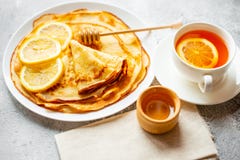 Alimento, sobremesa, pastelarias, panqueca, torta Panquecas bonitas saborosos com banana e mel foto de stock Alimento, sobremesa, pastelarias, panqueca, torta Panquecas bonitas saborosos com banana e mel foto de stock