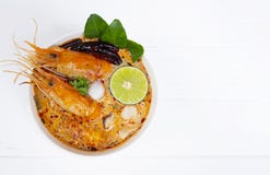 Alimento tradicional da sopa ?cida picante da sopa de Tom Yum Goong ou do camar?o em Tail?ndia imagens de stock royalty free Alimento tradicional da sopa ?cida picante da sopa de Tom Yum Goong ou do camar?o em Tail?ndia imagens de stock royalty free