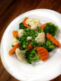Alimento vegetariano sul piatto immagine stock Alimento vegetariano sul piatto immagine stock