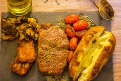 Alimentos coloridos, saudáveis, estilo de vida ocupado para o homem de trabalho, bife, cozinhado em Olive Oil orgânica, oréganos, imagens de stock royalty free Alimentos coloridos, saudáveis, estilo de vida ocupado para o homem de trabalho, bife, cozinhado em Olive Oil orgânica, oréganos, imagens de stock royalty free