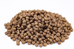 Alimentos secos para gatos no fundo branco fotografia de stock royalty free Alimentos secos para gatos no fundo branco fotografia de stock royalty free