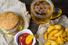Aliments de préparation rapide et un verre effrayant de bière blonde fraîche photos stock Aliments de préparation rapide et un verre effrayant de bière blonde fraîche photos stock