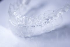 Alinhadores invisíveis dos dentes imagem de stock royalty free Alinhadores invisíveis dos dentes imagem de stock royalty free