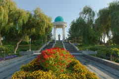Alisher Navoiy Statue in Taschkent stockfotografie Alisher Navoiy Statue in Taschkent stockfotografie