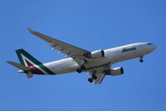 Alitalia Airbus A330 descends for landing at JFK International Airport in New York Royalty Free Stock Photo Alitalia Airbus A330 descends for landing at JFK International Airport in New York Royalty Free Stock Photo